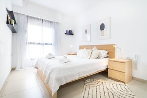 1 chambre, bureau, fer et planche à repasser, lit de bébé portatif