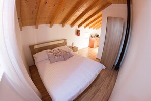 6 quartos, ferros/tábuas de passar roupa, Wi-Fi, roupa de cama