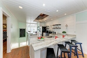 雪櫃、微波爐、焗爐、爐具