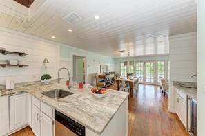 雪櫃、微波爐、焗爐、爐具