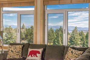 Televisión y chimenea 