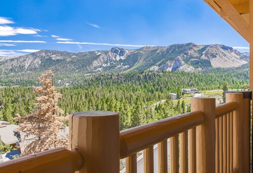 Ski-in Ski-Out Great Views Extra Large Living Room Top Floor Two Balconies