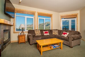 Een televisie en een open haard