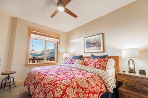 2 slaapkamers, een strijkplank/strijkijzer, gratis wifi, beddengoed