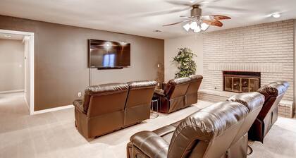 City Licensed Short Term Rental! 8 Bed, mins to Strip, Sleep 16+, Park 8+Cars&RV