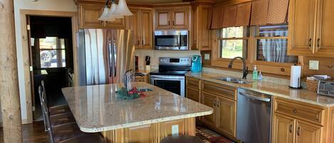 Køleskab, mikrobølgeovn, ovn, kogeplade