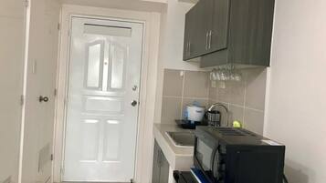 Réfrigérateur, micro-ondes, four, cafetière/bouilloire