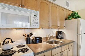 冷蔵庫、電子レンジ、オーブン、コンロ