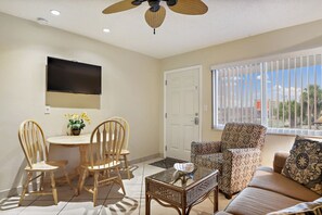 TV - TB10: Beautiful Madeira Beach 1 Bedroom 2nd Floor (Madeira Beach)