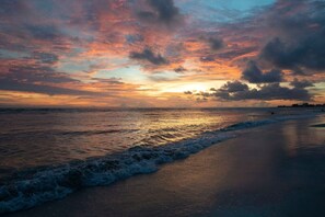 Beach nearby - TB10: Beautiful Madeira Beach 1 Bedroom 2nd Floor (Madeira Beach)