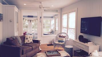 Smart-tv, dvd-spelare, leksaker och böcker