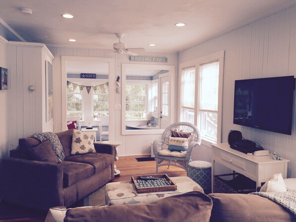 Smart-TV, DVD-spiller, leker og bøker