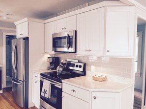 Kjøleskap, mikrobølgeovn, ovn og kokeplater