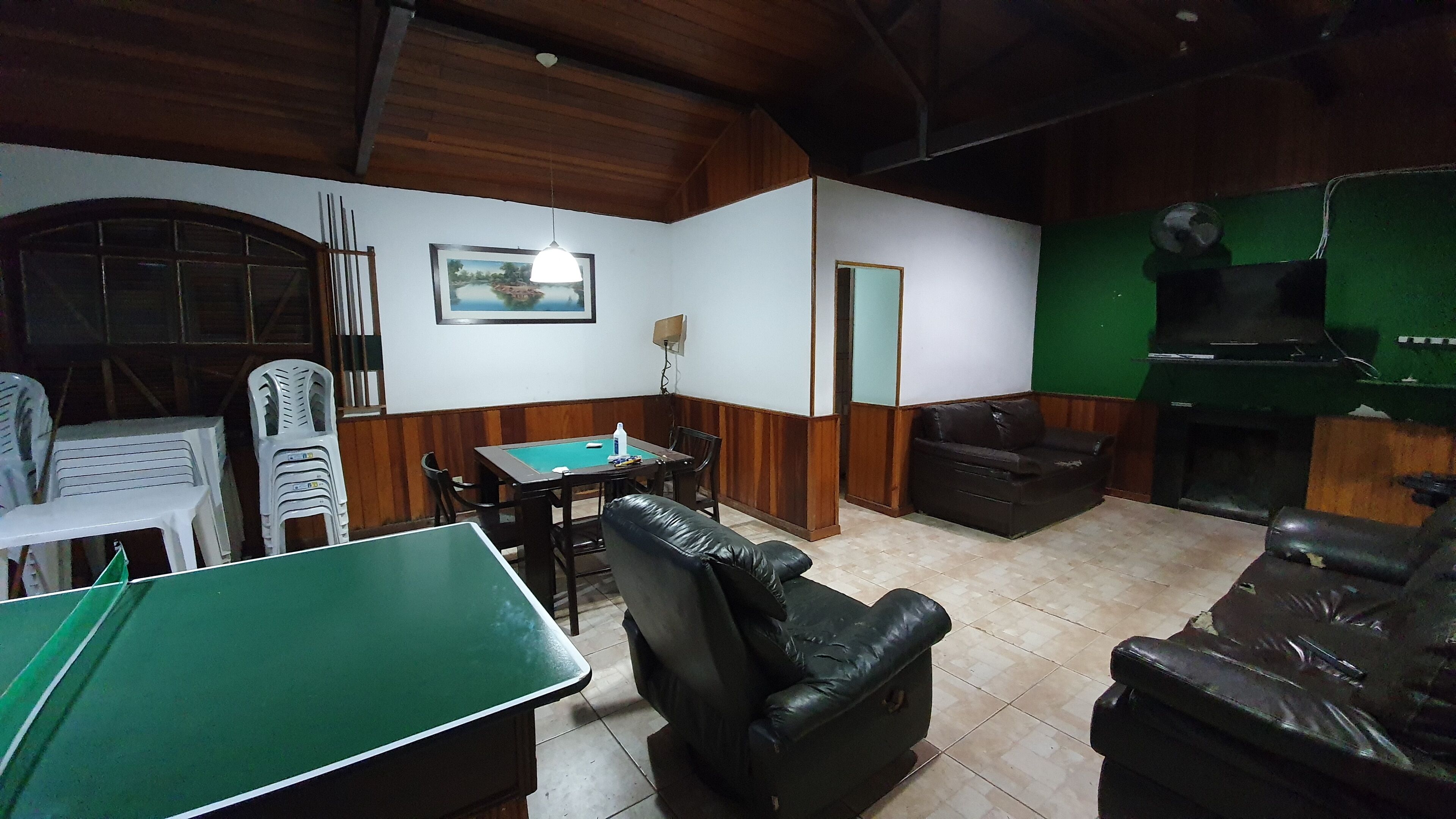 TV LCD, lareira, DVD player, mesa de pingue-pongue