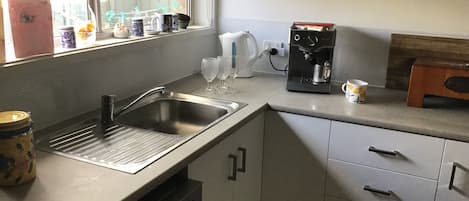 Een koelkast, een magnetron, een oven, een kookplaat