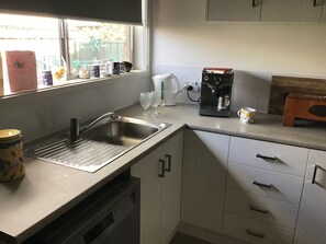 冰箱、微波炉、烤箱、炉灶