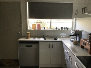Fridge, microwave, oven, stovetop - Walk everywhere! Centrally located! (Bacchus Marsh)