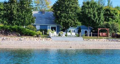 Spacious home in Omena. Pet friendly. Short walk to beach.