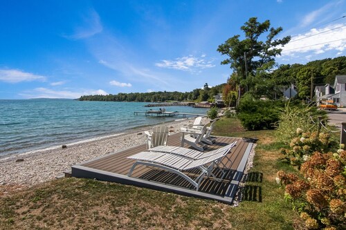 Spacious home in Omena. Dog friendly. Short walk to beach.