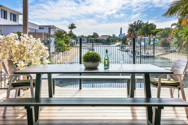 Outdoor dining - Bliss On Blue Waters (Broadbeach Waters)