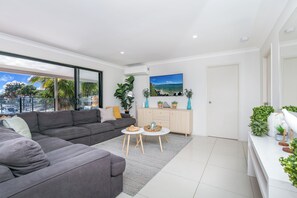 Smart TV, books - Bliss On Blue Waters (Broadbeach Waters)