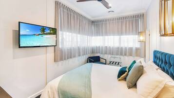 3 makuuhuonetta, työpöytä, silitysrauta/-lauta, vauvan matkasänky