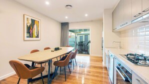Private kitchen - Luxury on the Esplanade - Echuca Holiday Homes (Echuca)