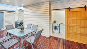 Outdoor dining - Luxury on the Esplanade - Echuca Holiday Homes (Echuca)