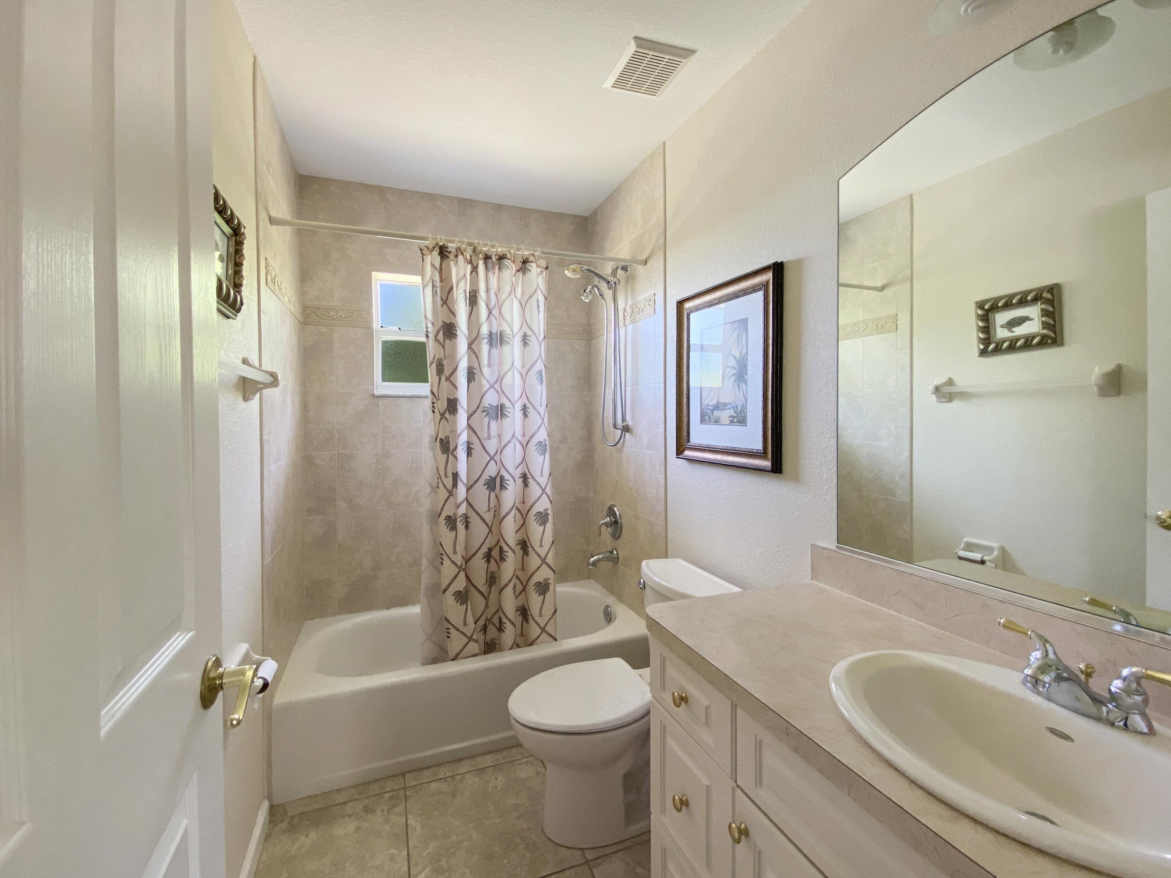 Un baño con bañera, inodoro y lavabo.