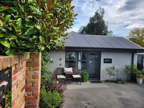 PUMPHOUSE APARTMENT-  AIRPORT,spacious,private, warm, homely, family 