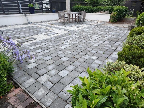 Outdoor dining - PUMPHOUSE APARTMENT-  AIRPORT,spacious,private, warm, homely, family  (Bishopdale)