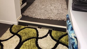 Un salon avec un canapé, une table basse et une bibliothèque.