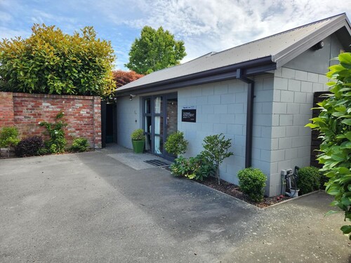 PUMPHOUSE APARTMENT-  AIRPORT,spacious,private, warm, homely, family 