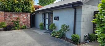 PUMPHOUSE APARTMENT-  AIRPORT,spacious,private, warm, homely, family 