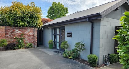PUMPHOUSE APARTMENT- AIRPORT,spacious,private, warm, homely, family