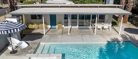 Piscine chauffée, chaises longues