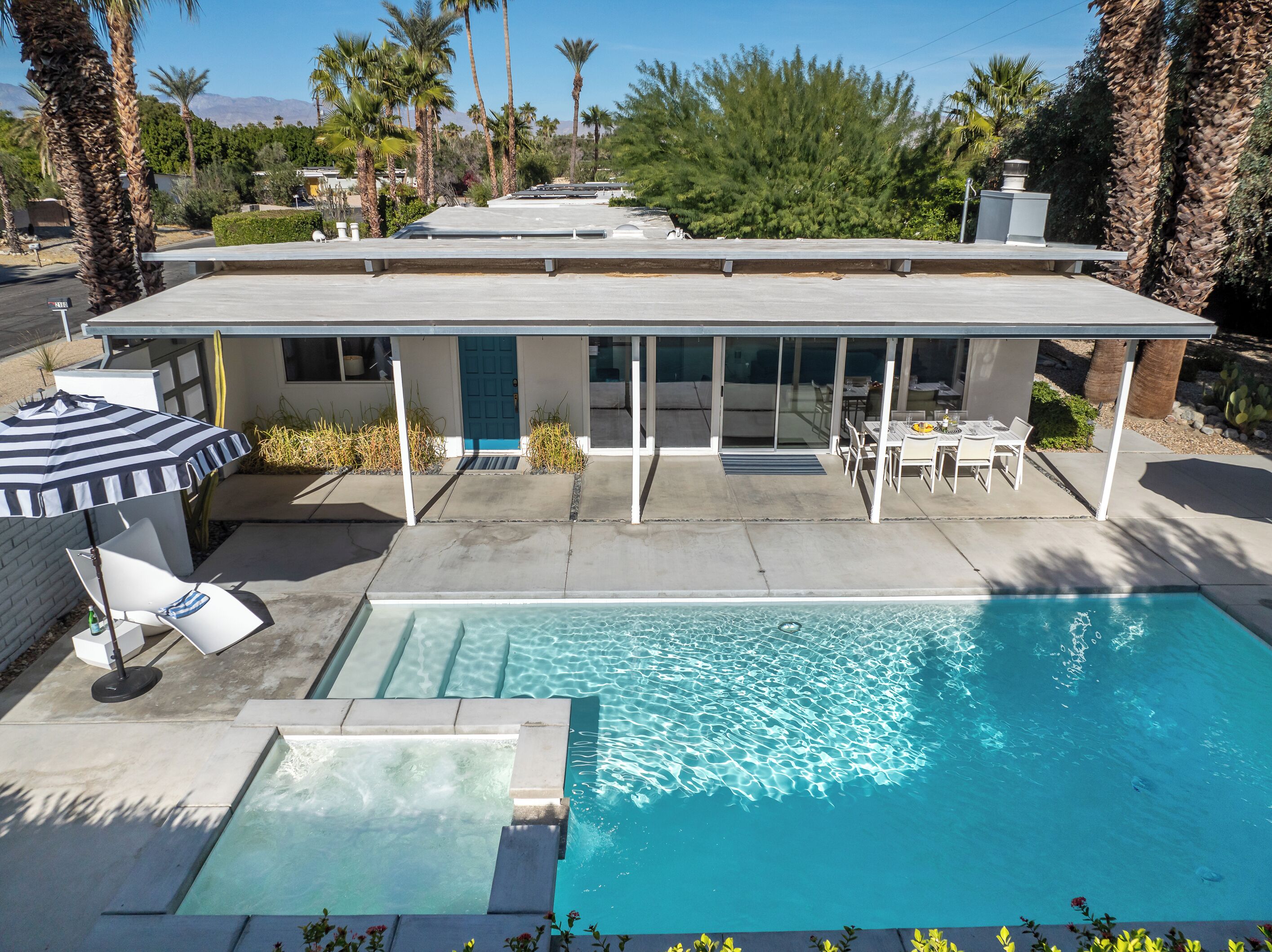 Een verwarmd zwembad, ligstoelen bij het zwembad