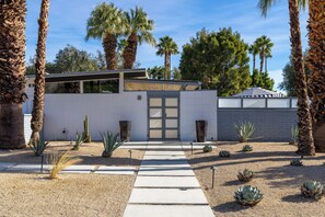 Property grounds - Happy Hour - Iconic Mid Mod Palm Springs (Palm Springs)