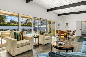 Outdoor dining - Happy Hour - Iconic Mid Mod Palm Springs (Palm Springs)