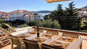 Mesa de comedor para dos con vistas al mar y a las montañas.