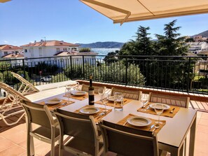 Outdoor dining - Spacious, bright, terrace and sea view garden, near beaches and harbor, air conditioning / wf (Llançà)