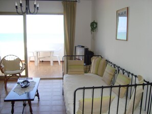 1 chambre, fer et planche à repasser