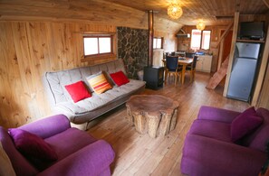 Baita Standard, 3 camere da letto, angolo cottura (2 Queen and 2 Single Beds) | Area soggiorno | TV a schermo piatto 20 pollici con canali via cavo, TV