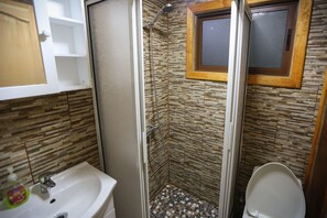 Shower, free toiletries, hair dryer - Llaima Camp (Curacautin)