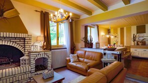 暖炉、卓球台、ステレオ