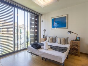 3 bedrooms, in-room safe, iron/ironing board, travel cot