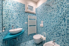 Shower, hair dryer, bidet, towels - Lady Bug's Nest, Amazing Views (Corniglia)