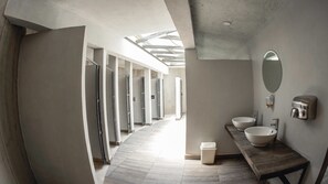 Shower, rainfall showerhead, free toiletries, towels