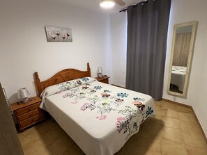1 quarto, ferros/tábuas de passar roupa