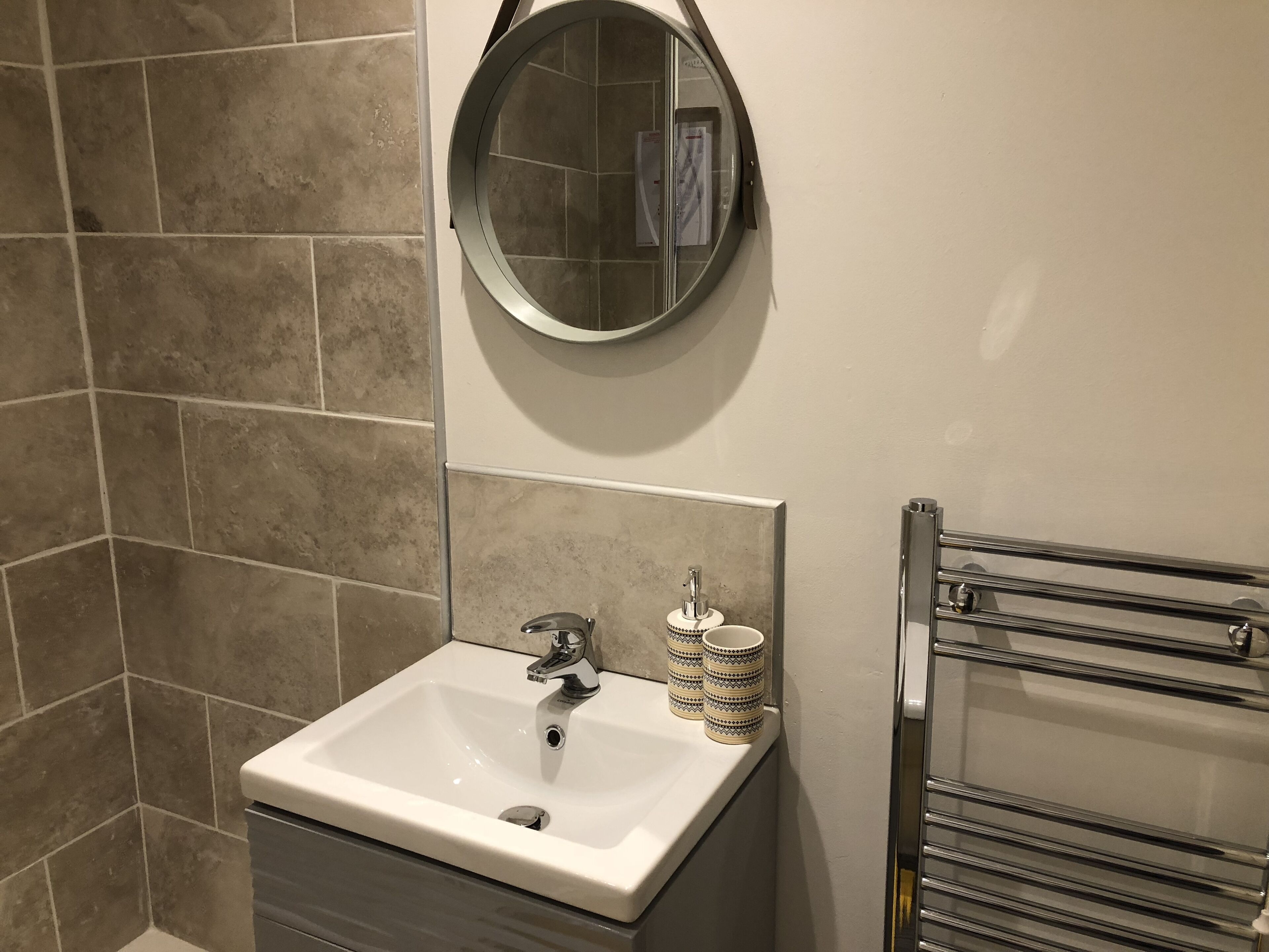 Een douche, een haardroger, badjassen, handdoeken